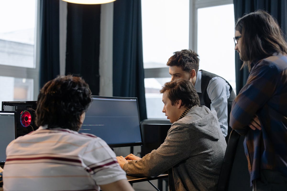 Tim developer melakukan code review meeting untuk mencegah masalah AI coding tool