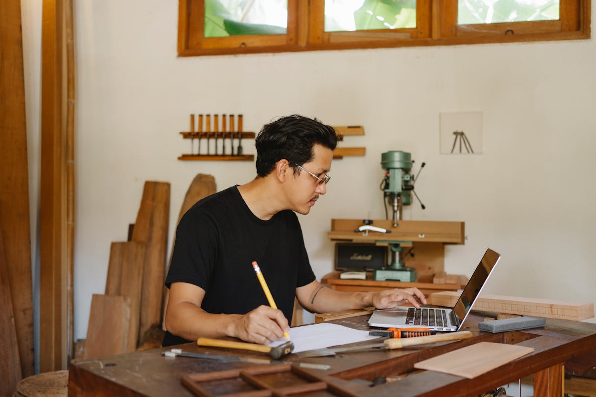 Pemilik UMKM mengecek checklist kepatuhan UU PDP di laptop