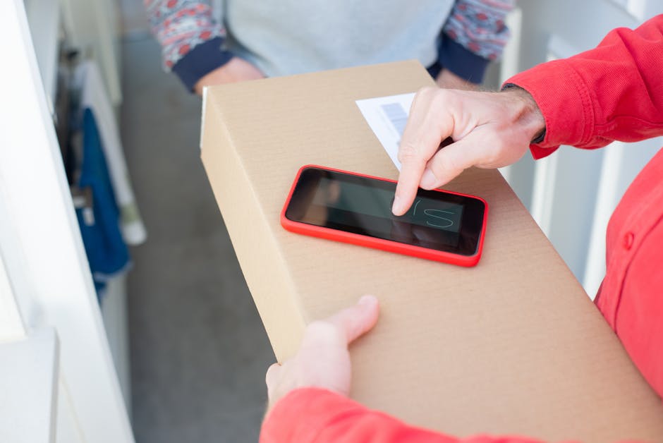 Pelanggan berbelanja online via smartphone dan paket pengiriman dari marketplace