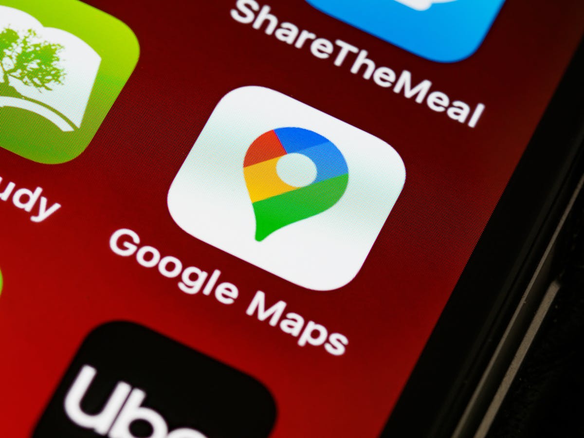 Aplikasi Google Maps di smartphone—platform yang dimanfaatkan pelaku untuk menyandera reputasi UMKM