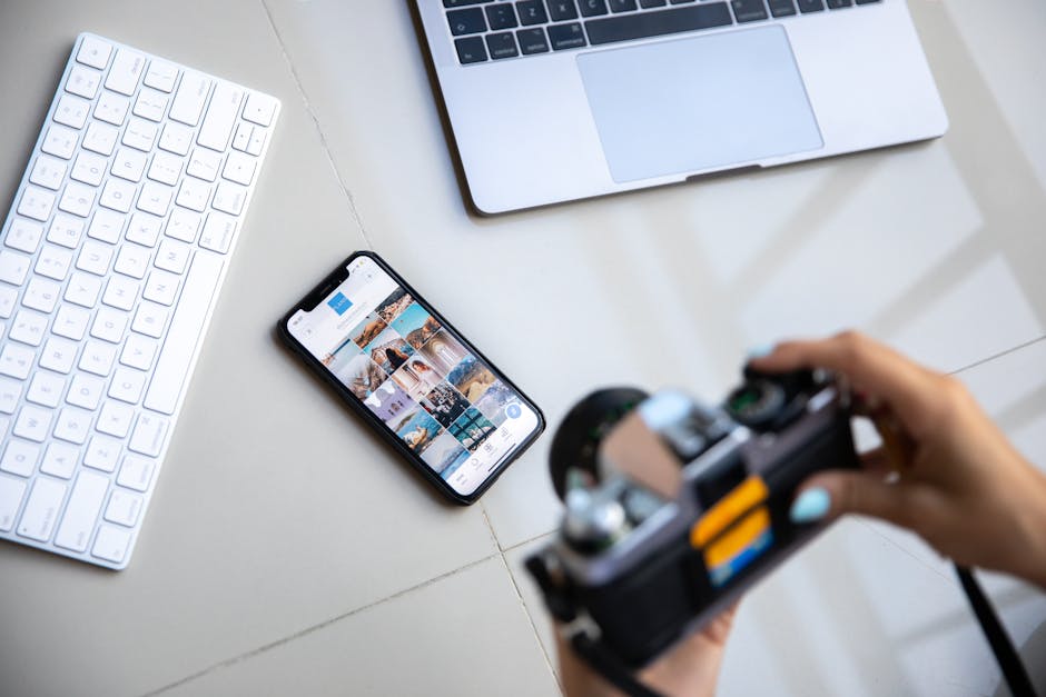 Pelaku UMKM memeriksa konten media sosial dengan smartphone