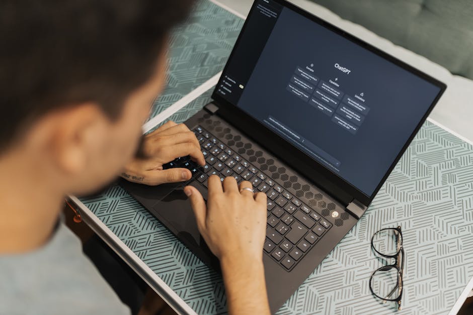 Pelaku UMKM mengakses platform AI MWX di laptop